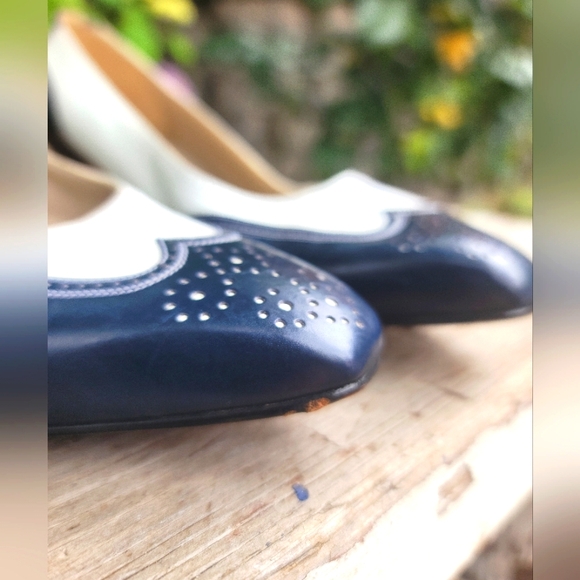 Ferragamo navy and white heels 7.5 - Picture 9 of 11